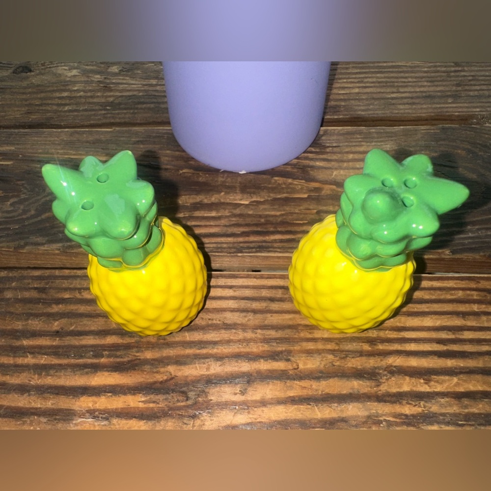 Pineapple Salt and Pepper Shakers - New - Picture 2 of 4